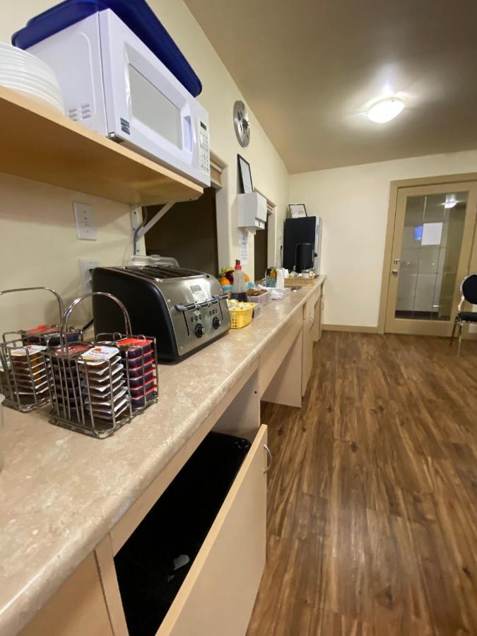 Sleep Suite Motel Steinbach Exterior photo