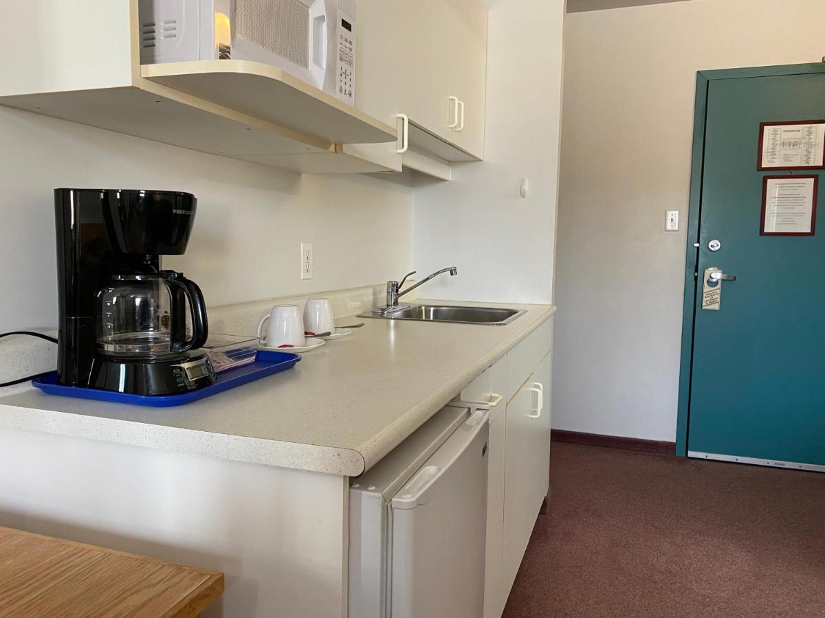 Sleep Suite Motel Steinbach Exterior photo
