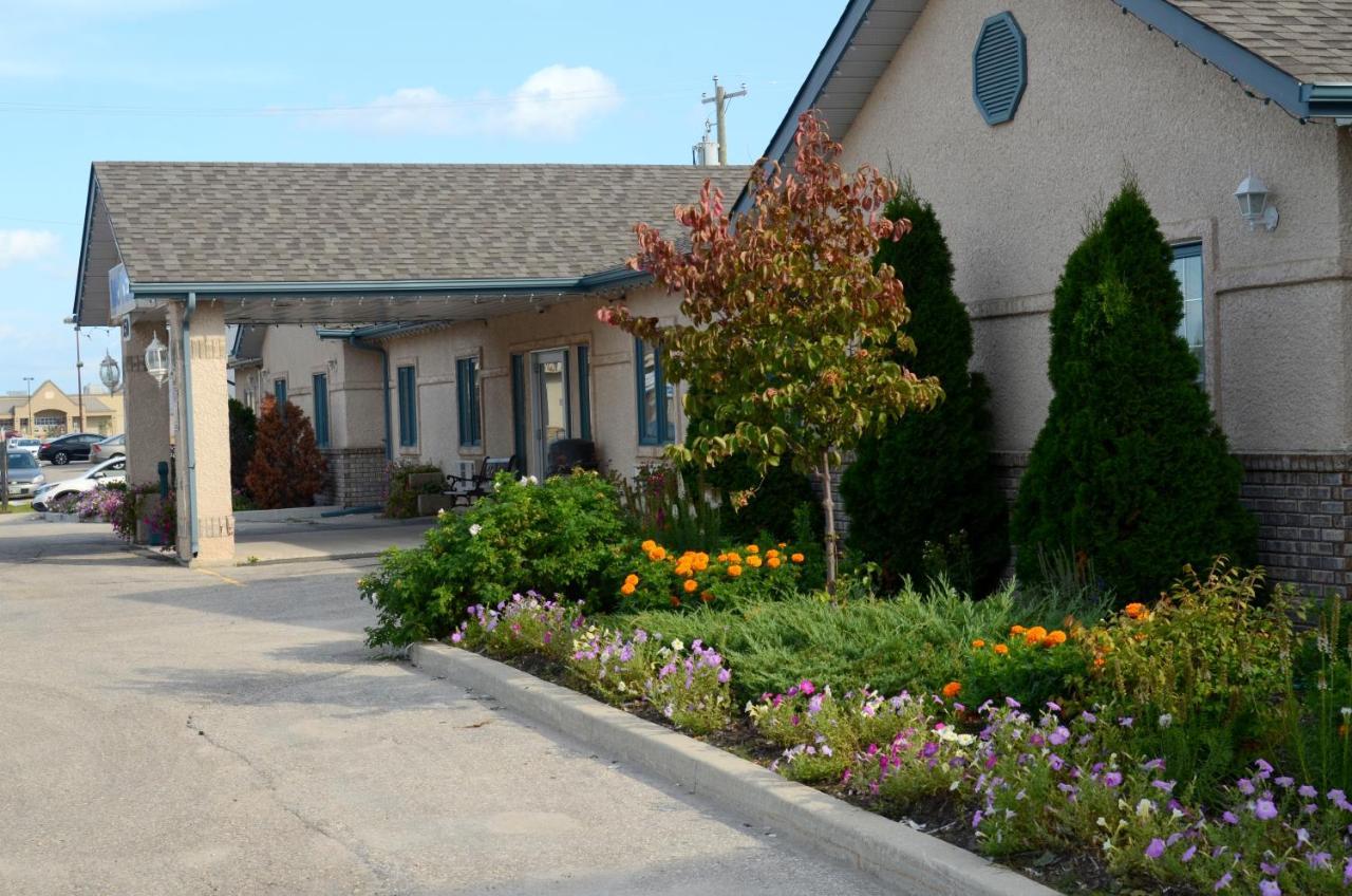 Sleep Suite Motel Steinbach Exterior photo