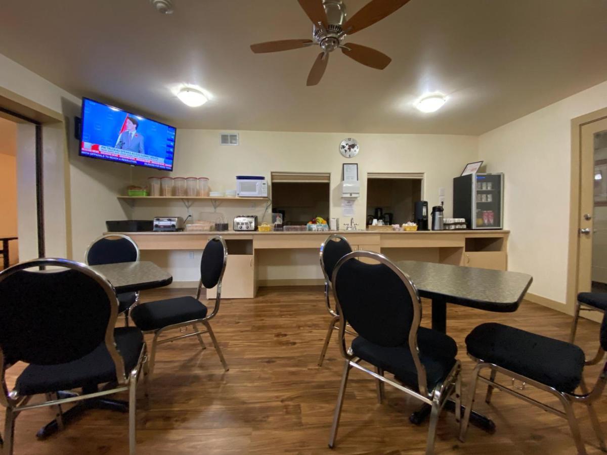 Sleep Suite Motel Steinbach Exterior photo