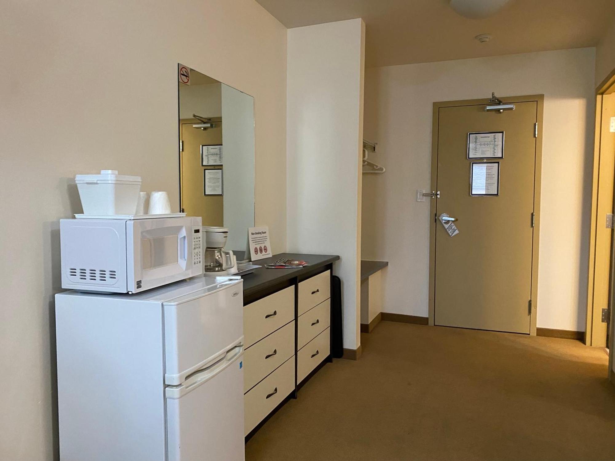 Sleep Suite Motel Steinbach Exterior photo