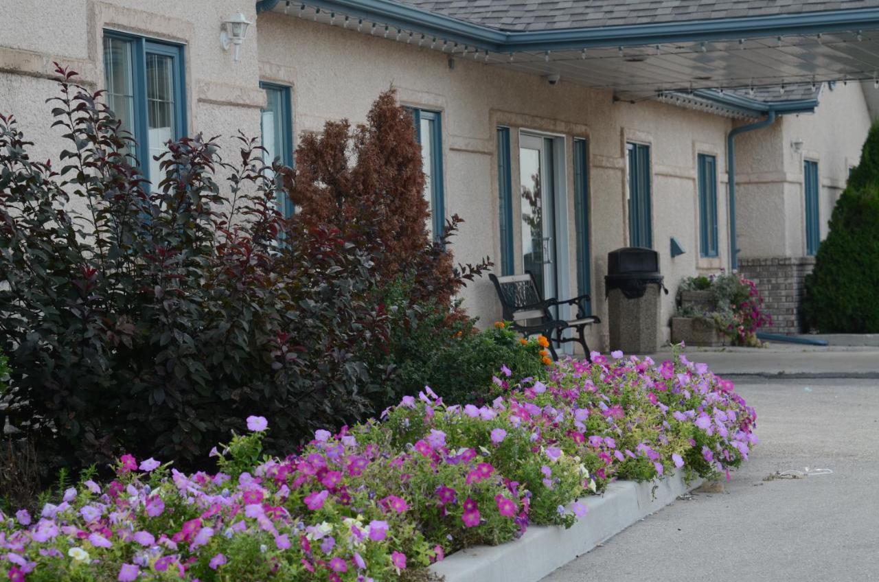 Sleep Suite Motel Steinbach Exterior photo
