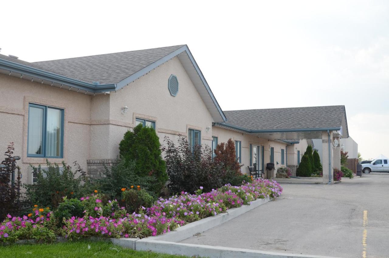 Sleep Suite Motel Steinbach Exterior photo