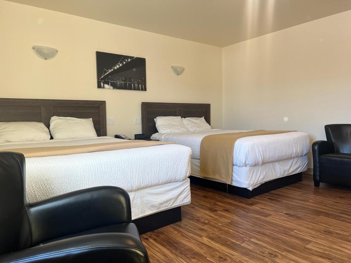 Sleep Suite Motel Steinbach Exterior photo