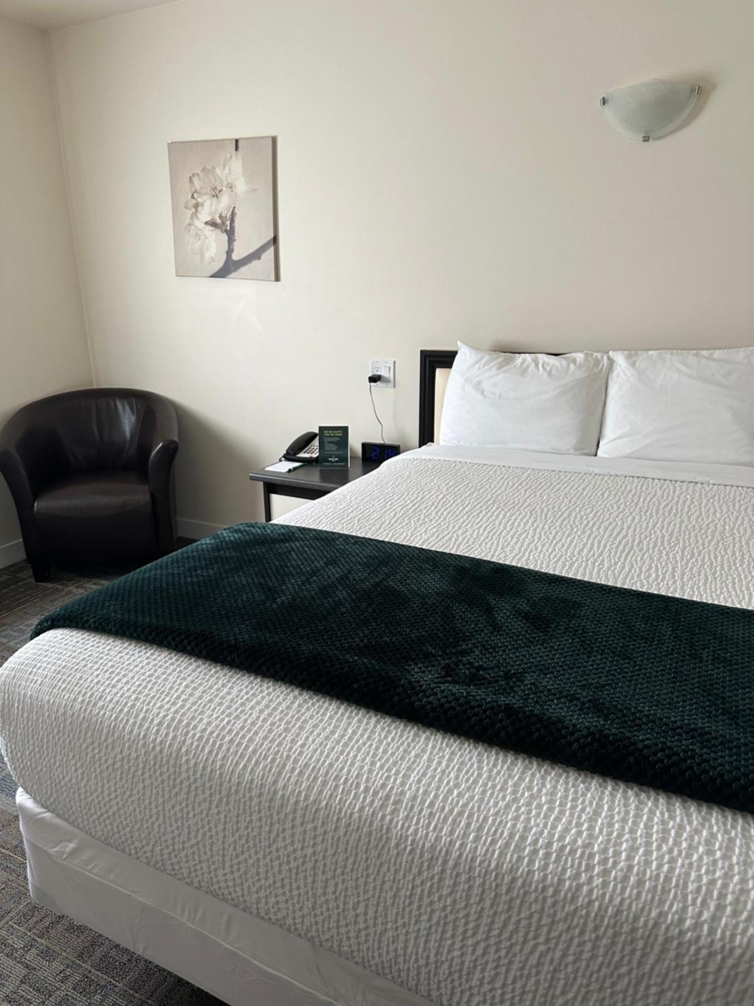 Sleep Suite Motel Steinbach Exterior photo