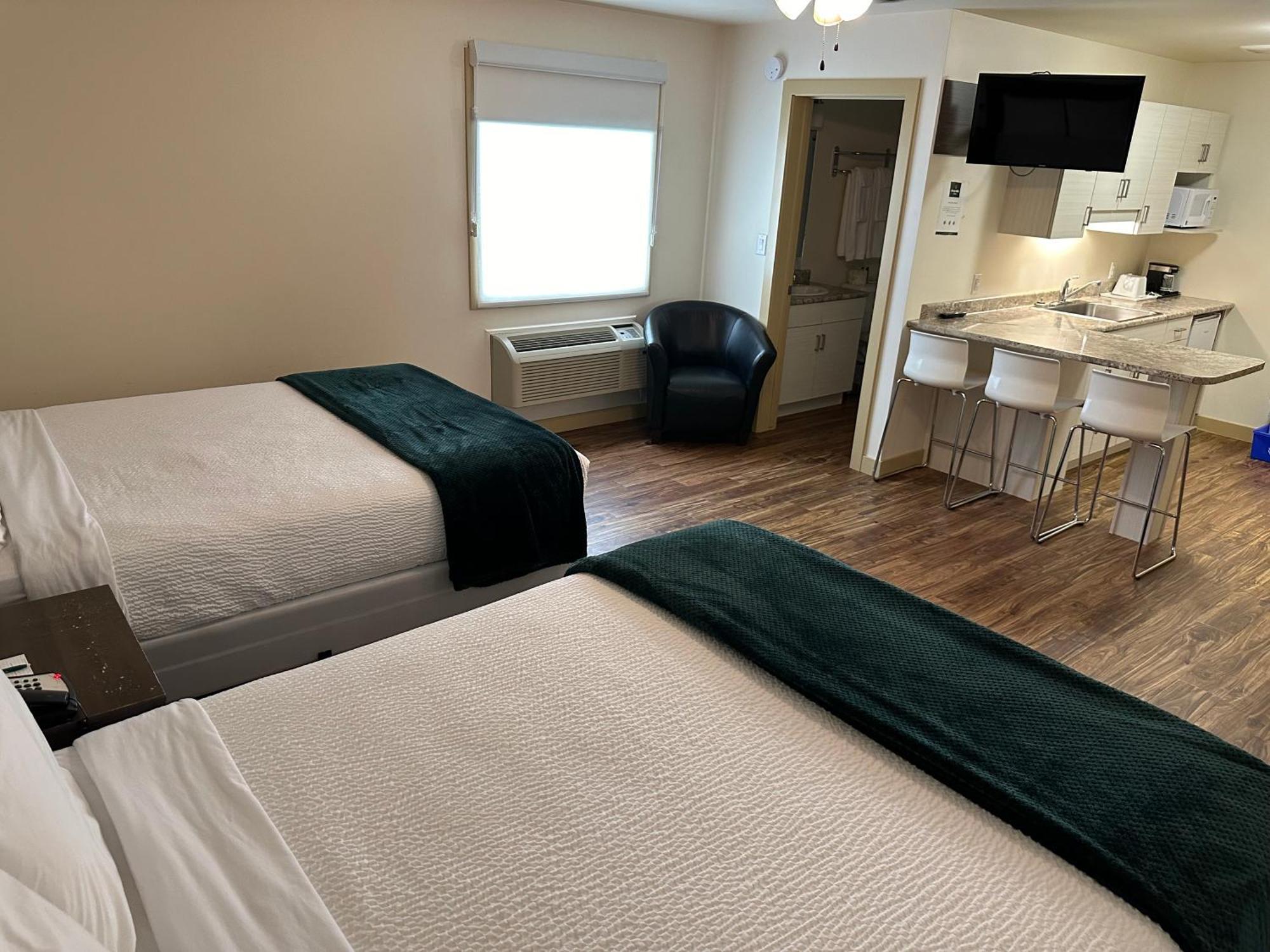 Sleep Suite Motel Steinbach Exterior photo